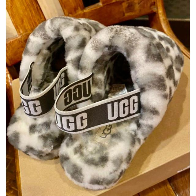 UGG(アグ)の激レア✨②美品✨23⇒24相当✨UGG✨フラッフ イヤ スライド✨レオパ✨灰 レディースの靴/シューズ(サンダル)の商品写真