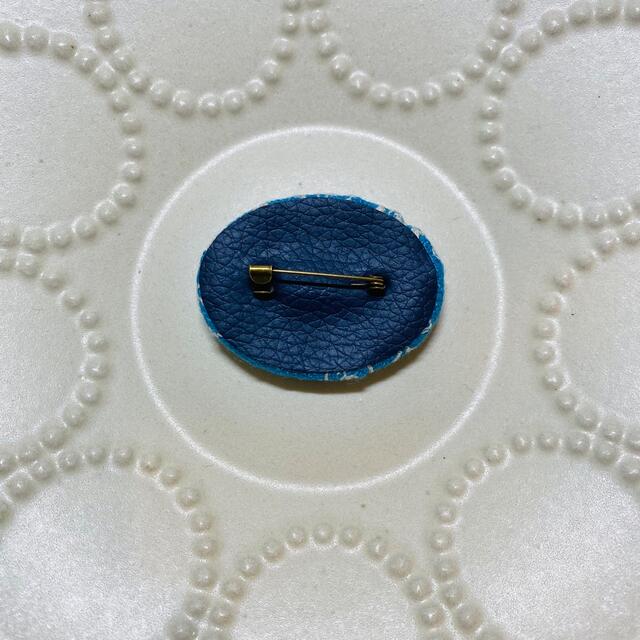 ミナペルホネン　楕円　ブローチ　刺繍　花　チャーム　コサージュ　ハンドメイド レディースのアクセサリー(ブローチ/コサージュ)の商品写真