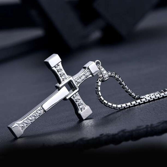 クロスペンダント 十字架 ユニセックス ネックレス ワイルドスピード ドミニクの通販 by まくま1475's shop｜ラクマ