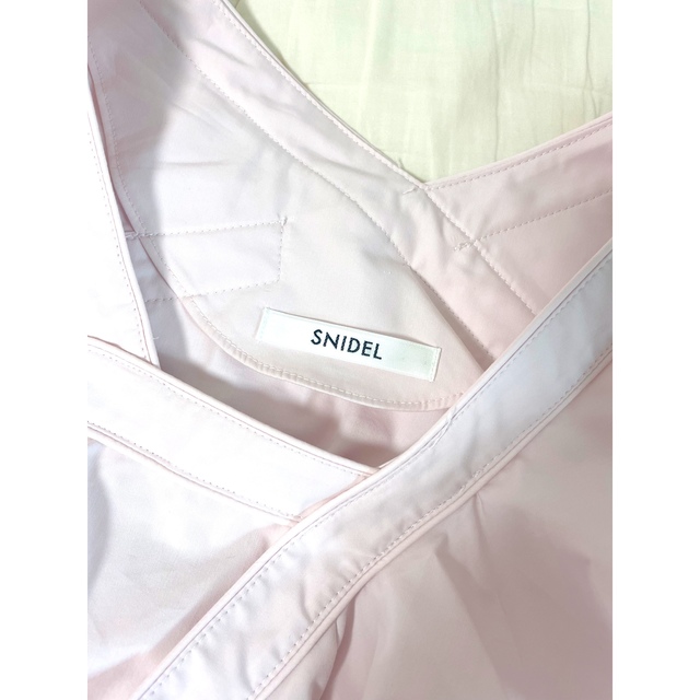 SNIDEL(スナイデル)のsnidel アシメフリルブラウス　ピーチ　ピンク　スナイデル　正規品 レディースのトップス(シャツ/ブラウス(半袖/袖なし))の商品写真