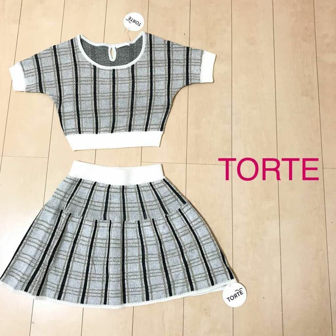 TORTE(トルテ)の【0327】TORTE ゴールドラメ入り ニット セットアップ M グレー レディースのトップス(ニット/セーター)の商品写真