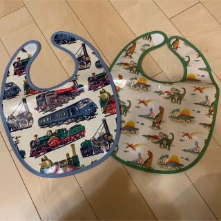 キャスキッドソン(Cath Kidston)の⭐︎新品　キャスキッドソン　エプロン　スタイ　恐竜　電車(お食事エプロン)