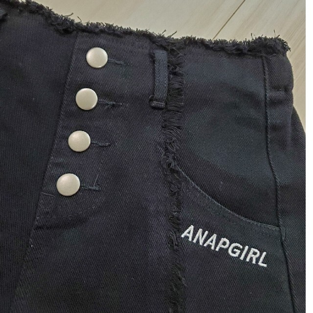 ANAP(アナップ)のANAPブラックデニムショートパンツ M キッズ/ベビー/マタニティのキッズ服女の子用(90cm~)(パンツ/スパッツ)の商品写真