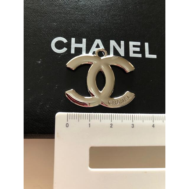 CHANEL(シャネル)のデカロゴチャーム レディースのファッション小物(キーホルダー)の商品写真