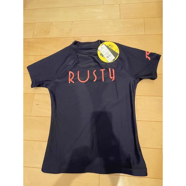 RUSTY(ラスティ)のRUSTY（ラスティ）ラッシュガード(半袖) Ｌ スポーツ/アウトドアのスポーツ/アウトドア その他(サーフィン)の商品写真