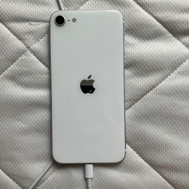 Apple(アップル)のiPhone SE 2 64GB SIMフリー　ホワイト スマホ/家電/カメラのスマートフォン/携帯電話(スマートフォン本体)の商品写真