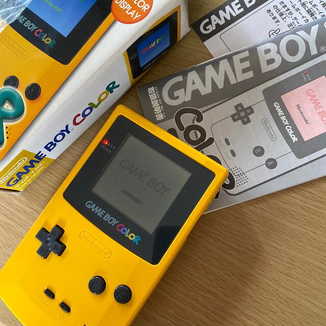 ゲームボーイ(ゲームボーイ)のNintendo GAME BOY COLOR イエロー 付属品完備 エンタメ/ホビーのゲームソフト/ゲーム機本体(携帯用ゲーム機本体)の商品写真