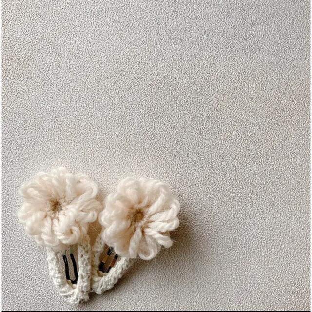 Wool flower pin