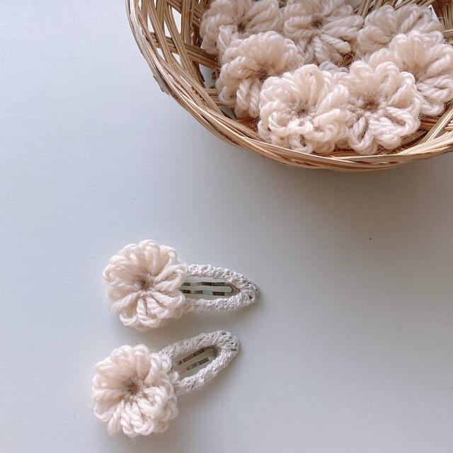 Wool flower pin