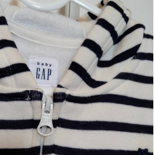 babyGAP(ベビーギャップ)のbaby Gap パーカー フリース ボーダー キッズ/ベビー/マタニティのベビー服(~85cm)(ジャケット/コート)の商品写真