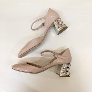 ミュウミュウ(miumiu)の◇ ミュウミュウ　ビジューパンプス　ピンクベージュ　新品 ◇(ハイヒール/パンプス)