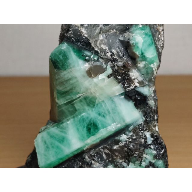 エメラルド 679g 緑柱石 ベリル 鉱物 原石 自然石 鑑賞石 誕生石