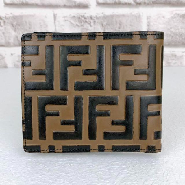 人気デザイン✨ FENDI ズッカ柄 二つ折り財布 エンボス加工 ブラウン 美品
