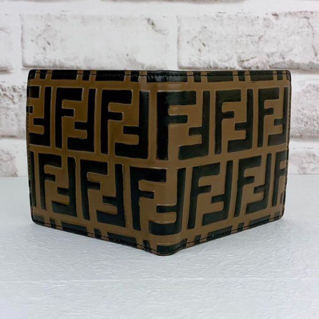 人気デザイン✨ FENDI ズッカ柄 二つ折り財布 エンボス加工 ブラウン 美品