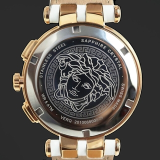 ヴェルサーチ Vレース クロノグラフ クオーツ メンズ 腕時計 型押しカーフ ホワイト 白 VERQ00220 箱付 訳あり  VERSAC（新品・未使用品）