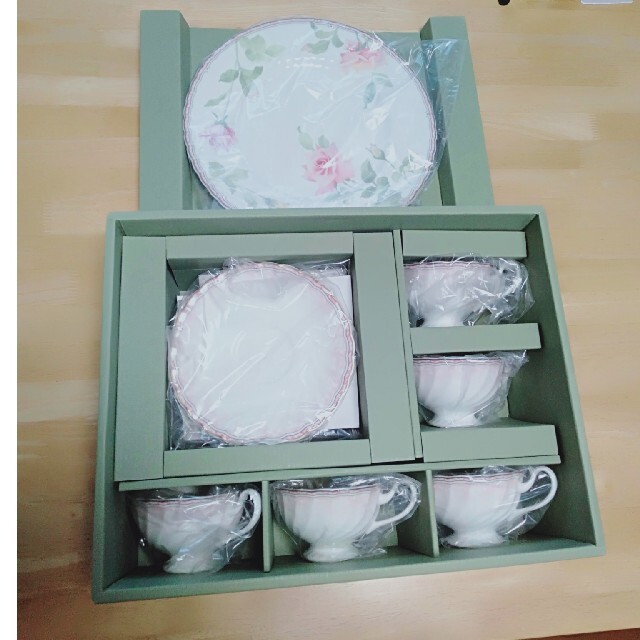 グラス/カップ【新品】NARUMI  BONE CHINAカップ&ソーサー５客セット大皿付き