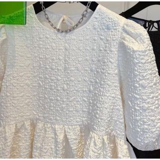 ザラ(ZARA)のエンボスパフスリーブトップス アイボリー Lサイズ(Tシャツ(半袖/袖なし))