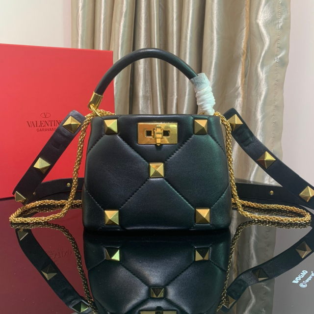 超美品 ヴァレンティノ VALENTINO - VALENTINO ローマンスタッズ ...