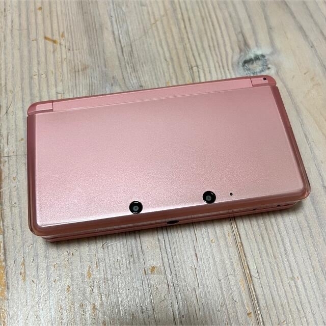 ニンテンドー3DS(ニンテンドー3DS)のニンテンドー　任天堂　3DS  ミスティピンク　SDカード・充電器付き エンタメ/ホビーのゲームソフト/ゲーム機本体(家庭用ゲーム機本体)の商品写真