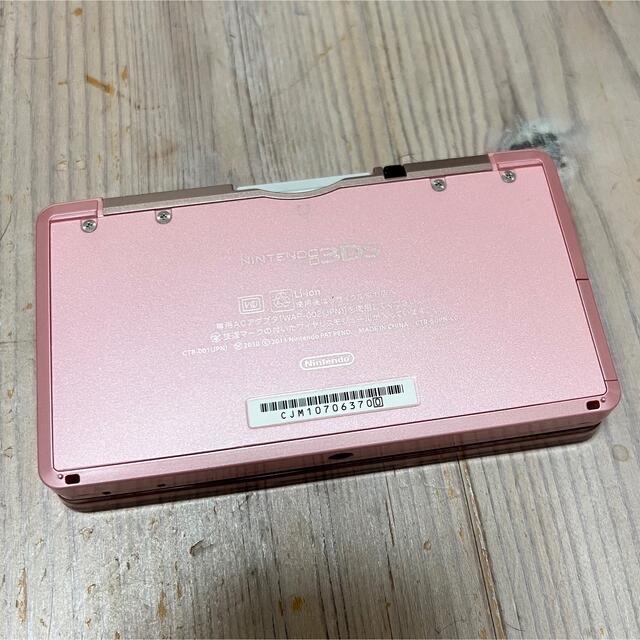 ニンテンドー3DS(ニンテンドー3DS)のニンテンドー　任天堂　3DS  ミスティピンク　SDカード・充電器付き エンタメ/ホビーのゲームソフト/ゲーム機本体(家庭用ゲーム機本体)の商品写真