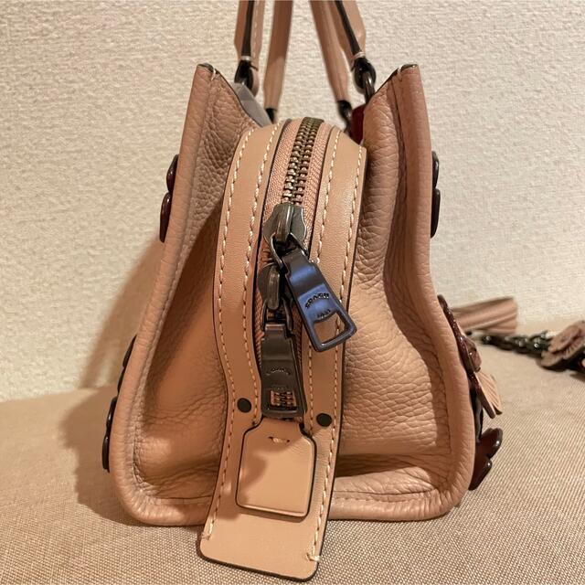 COACH(コーチ)のゆかちん様⭐︎COACHクリスタルティーローズローグ25＆チャーム付きバッグ レディースのバッグ(トートバッグ)の商品写真