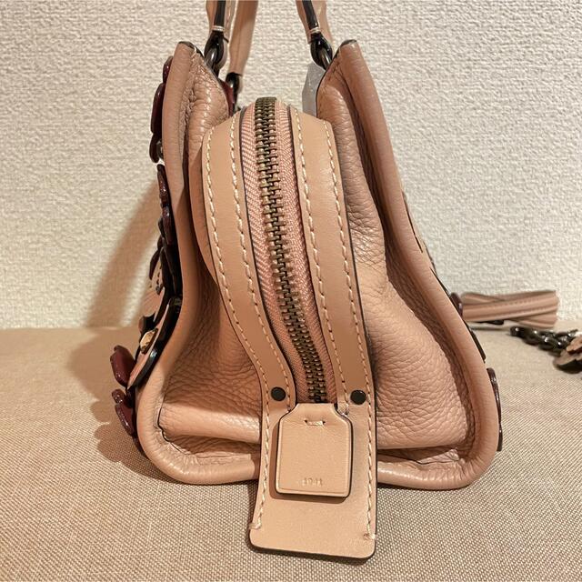 COACH(コーチ)のゆかちん様⭐︎COACHクリスタルティーローズローグ25＆チャーム付きバッグ レディースのバッグ(トートバッグ)の商品写真