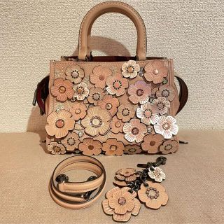 コーチ(COACH)のゆかちん様⭐︎COACHクリスタルティーローズローグ25＆チャーム付きバッグ(トートバッグ)