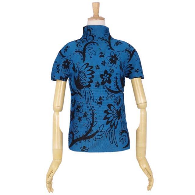 ISSEY MIYAKE(イッセイミヤケ)のミー イッセイミヤ シャツ ブラウス ハイネック 総柄 プリーツ M相当 ブルー レディースのトップス(シャツ/ブラウス(半袖/袖なし))の商品写真