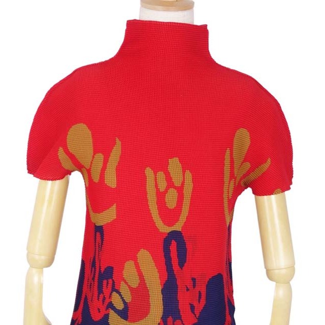 ISSEY MIYAKE(イッセイミヤケ)のイッセイミヤケ シャツ ブラウス ハイネック 総柄 プリーツ M相当 レッド レディースのトップス(シャツ/ブラウス(半袖/袖なし))の商品写真