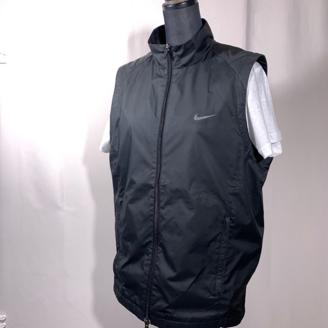 NIKE(ナイキ)の00s 古着 NIKE ナイキ ナイロン ベスト 黒 スウッシュロゴ 菅田将暉 メンズのトップス(ベスト)の商品写真