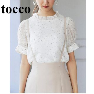 トッコ(tocco)の美品 tocco プチフリルネックパール釦フロッキードットブラウス (シャツ/ブラウス(半袖/袖なし))