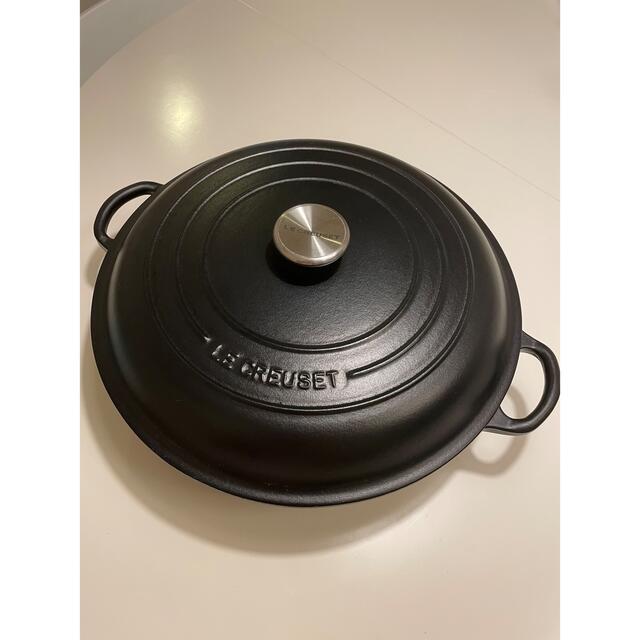 LE CREUSET(ルクルーゼ)のルクルーゼ  ビュッフェキャセロール 30cm マットブラック　シルバーつまみ インテリア/住まい/日用品のキッチン/食器(鍋/フライパン)の商品写真