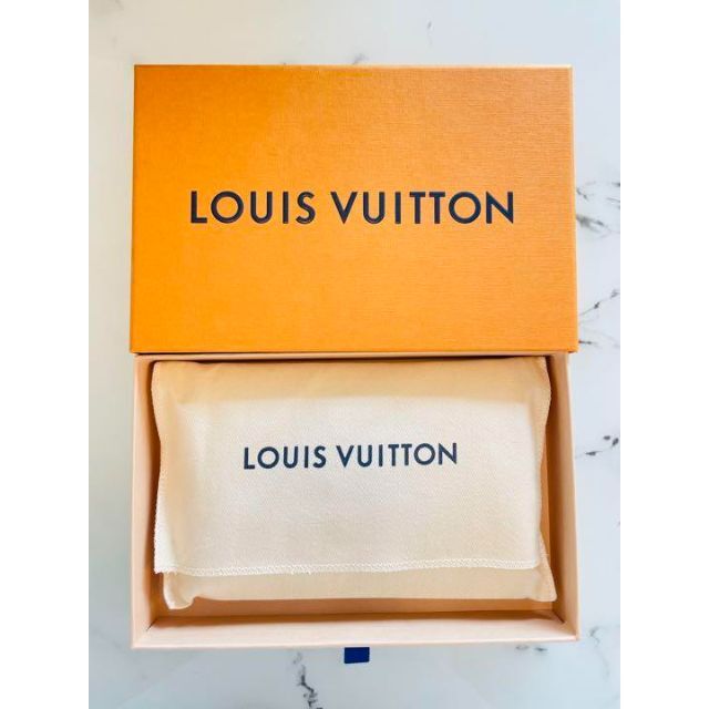 LOUIS VUITTON(ルイヴィトン)のルイ・ヴィトン ポルトフォイユ・カプシーヌ コンパクト M63741　日本未入荷 レディースのファッション小物(財布)の商品写真