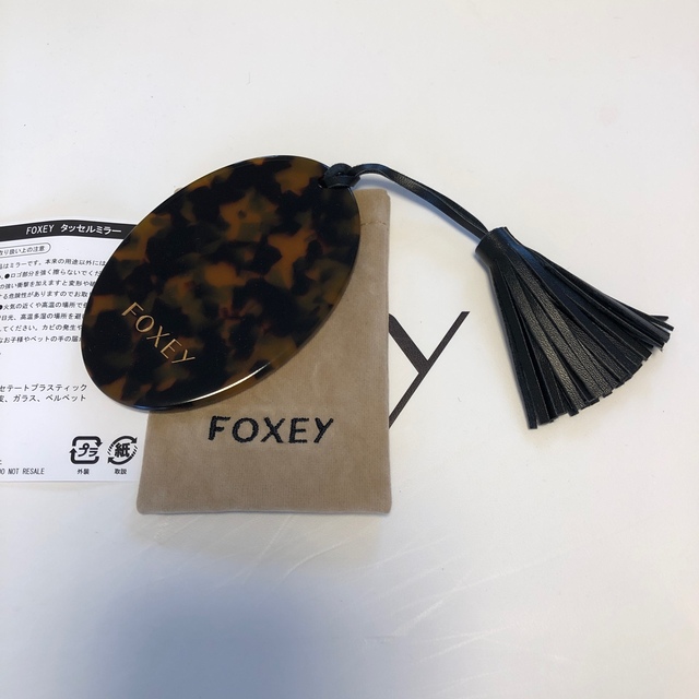 FOXEY(フォクシー)のフォクシー　最新ノベルティ　タッセルミラーとタオルのハンカチ　未使用 エンタメ/ホビーのコレクション(ノベルティグッズ)の商品写真