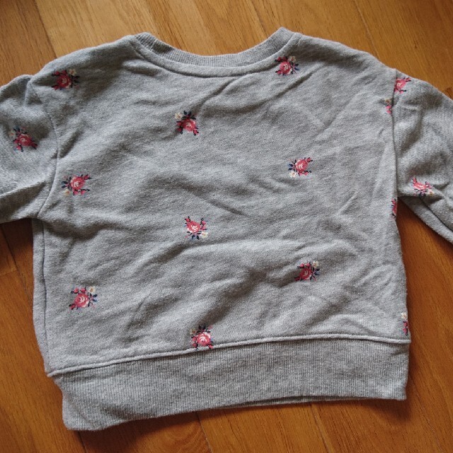 babyGAP(ベビーギャップ)のbabyGAP 小花柄ロゴトレーナー 90 キッズ/ベビー/マタニティのキッズ服女の子用(90cm~)(Tシャツ/カットソー)の商品写真