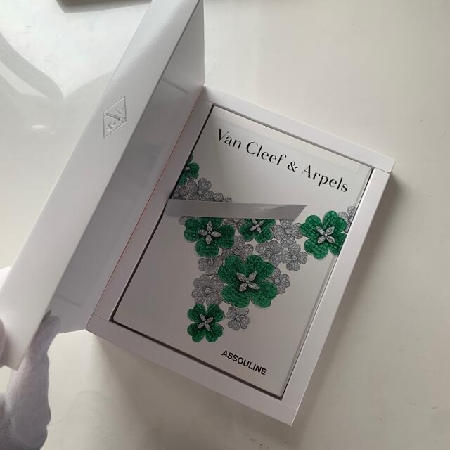 Van Cleef & Arpels(ヴァンクリーフアンドアーペル)のヴァンクリーフ&アーペル　ブランドブック　ヴァンクリーフ&アーペル伝説  エンタメ/ホビーの本(ファッション/美容)の商品写真