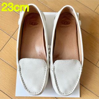 アグ(UGG)のUGG FLORES ドライビングシューズ 23cm(スリッポン/モカシン)