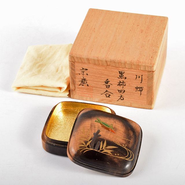 茶道具 道場宗廣作 川蝉蒔絵 黒柿四方香合 共箱 M R4889 茶道具 道場宗廣作 川蝉蒔絵 黒柿四方香合 共箱 M R4889