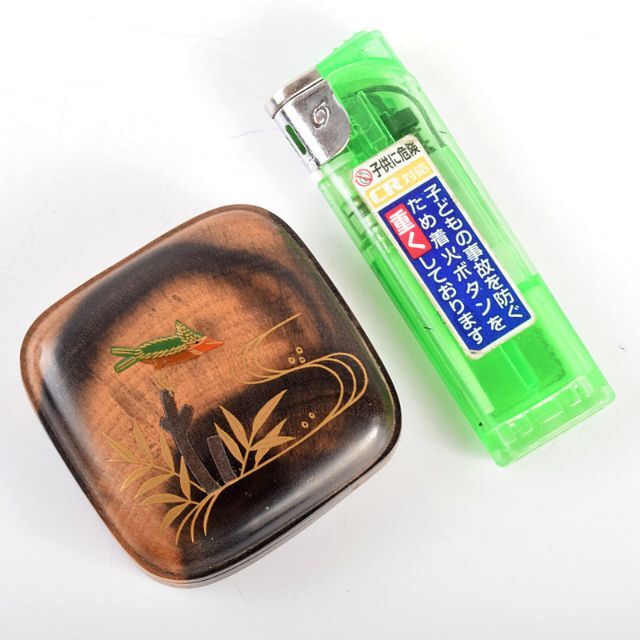 茶道具 道場宗廣作 川蝉蒔絵 黒柿四方香合 共箱 M R4889 茶道具 道場宗廣作 川蝉蒔絵 黒柿四方香合 共箱 M R4889