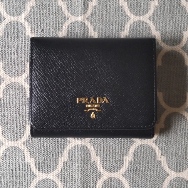 PRADA(プラダ)のプラダ　三つ折り財布　ブラック♫　小銭入れ　カード レディースのファッション小物(財布)の商品写真