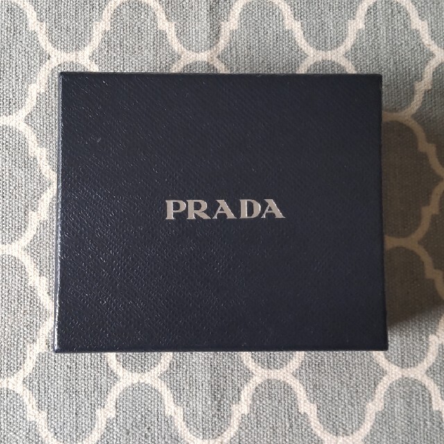 PRADA(プラダ)のプラダ　三つ折り財布　ブラック♫　小銭入れ　カード レディースのファッション小物(財布)の商品写真