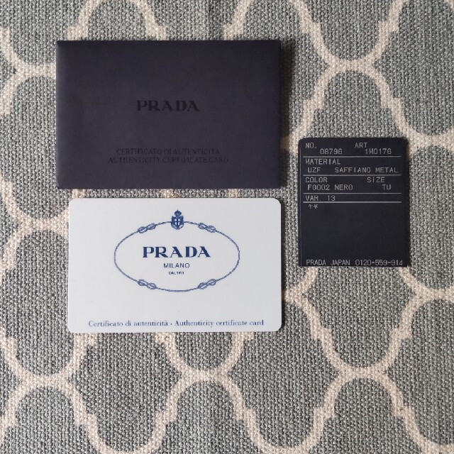 PRADA(プラダ)のプラダ　三つ折り財布　ブラック♫　小銭入れ　カード レディースのファッション小物(財布)の商品写真