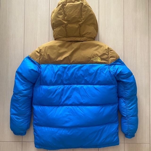 THE NORTH FACE(ザノースフェイス)の【希少色】ノースフェイス ブルー　ジップアップ ダウン　キッズ　150 キッズ/ベビー/マタニティのキッズ服男の子用(90cm~)(ジャケット/上着)の商品写真