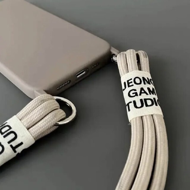 iPhone13proケース　ショルダー付きiPhoneケース 紐付き　ベージュ スマホ/家電/カメラのスマホアクセサリー(iPhoneケース)の商品写真