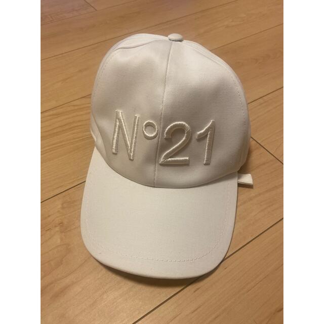 N°21(ヌメロヴェントゥーノ)の未使用N°21 numero ventunoヌメロ　ロゴキャップ ホワイト レディースの帽子(キャップ)の商品写真