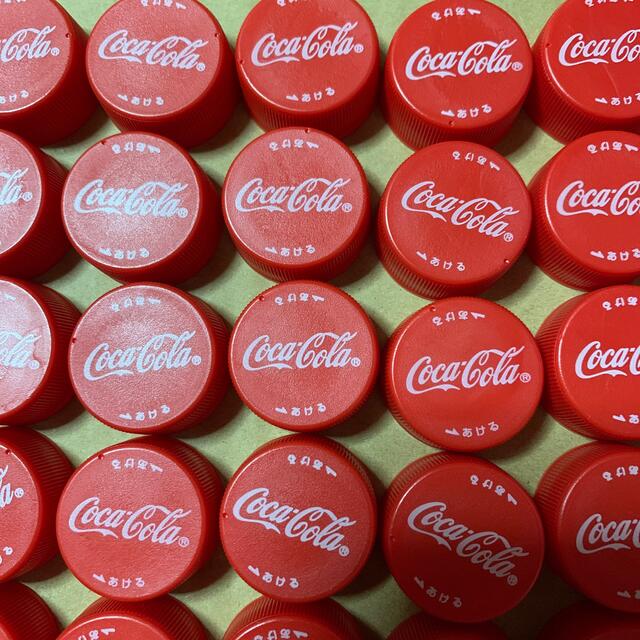 コカ・コーラ(コカコーラ)のコカ・コーラ Coca Cola 赤ペットボトルキャップ  63個です ハンドメイドの素材/材料(各種パーツ)の商品写真