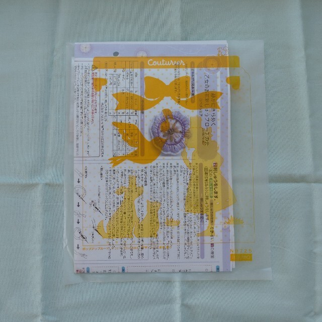 FELISSIMO(フェリシモ)のお花　刺しゅうブローチ レディースのアクセサリー(ブローチ/コサージュ)の商品写真