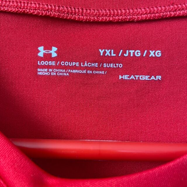 UNDER ARMOUR(アンダーアーマー)のアンダーアーマー　YXL 160センチ　赤 キッズ/ベビー/マタニティのキッズ服男の子用(90cm~)(Tシャツ/カットソー)の商品写真