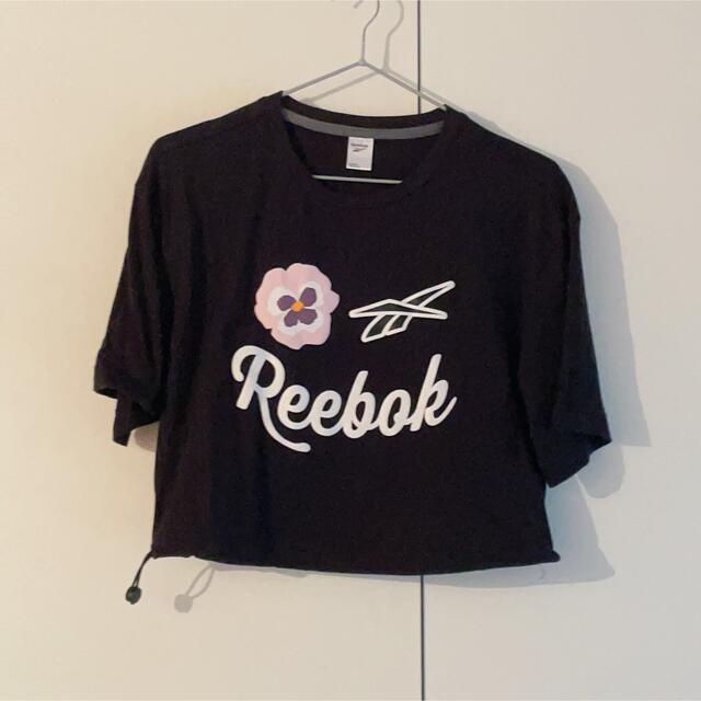 Reebok(リーボック)のReebok ショート丈 グラフィック Tシャツ レディースのトップス(Tシャツ(半袖/袖なし))の商品写真