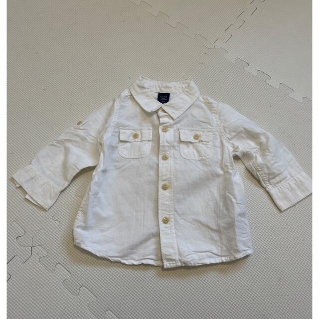 babyGAP(ベビーギャップ)のbaby GAP 白シャツ　80㎝ キッズ/ベビー/マタニティのベビー服(~85cm)(シャツ/カットソー)の商品写真
